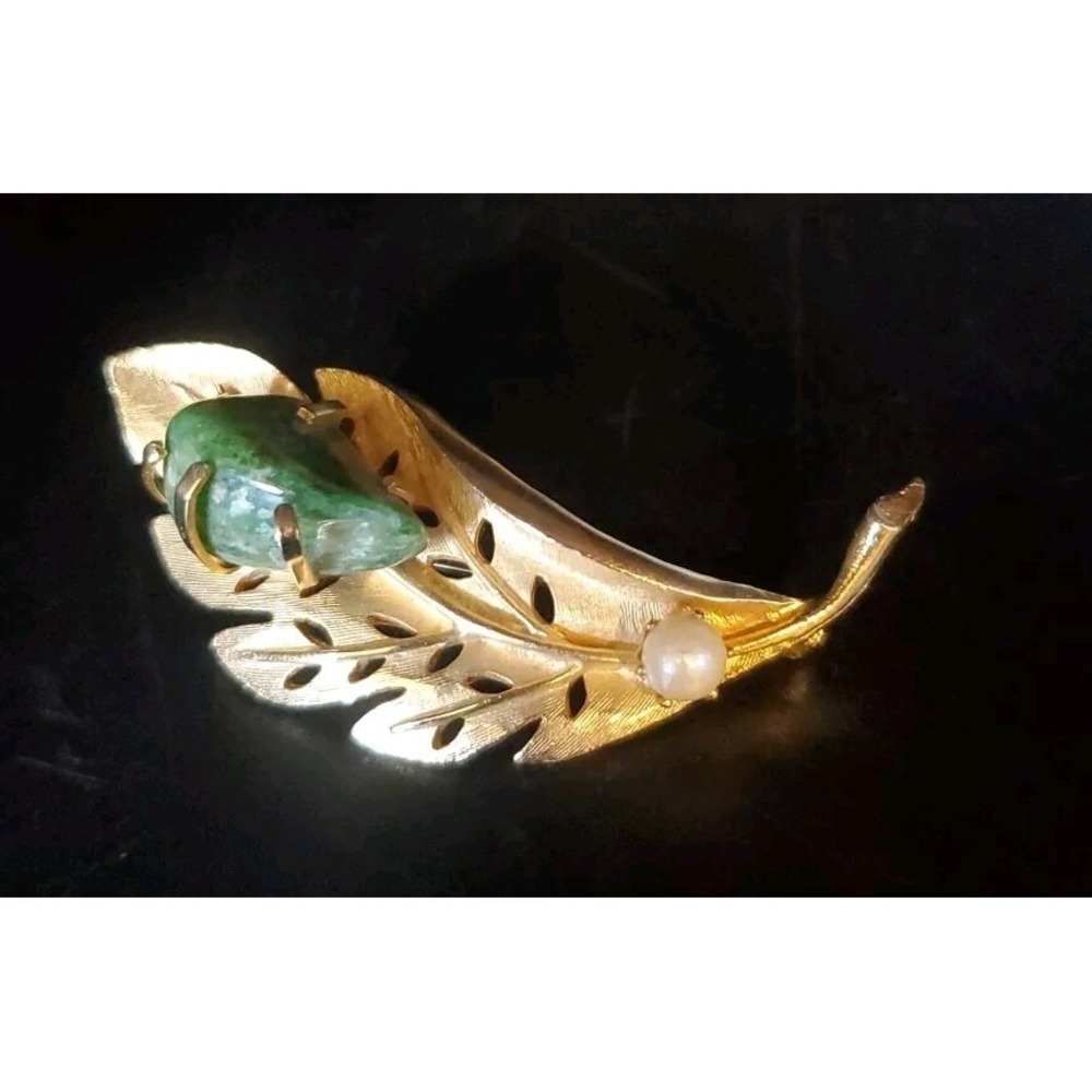 Vintage Kramer Goldtoned‎ Leaf Brooch With Green Agate And Pearl Accents 2 &1/2"